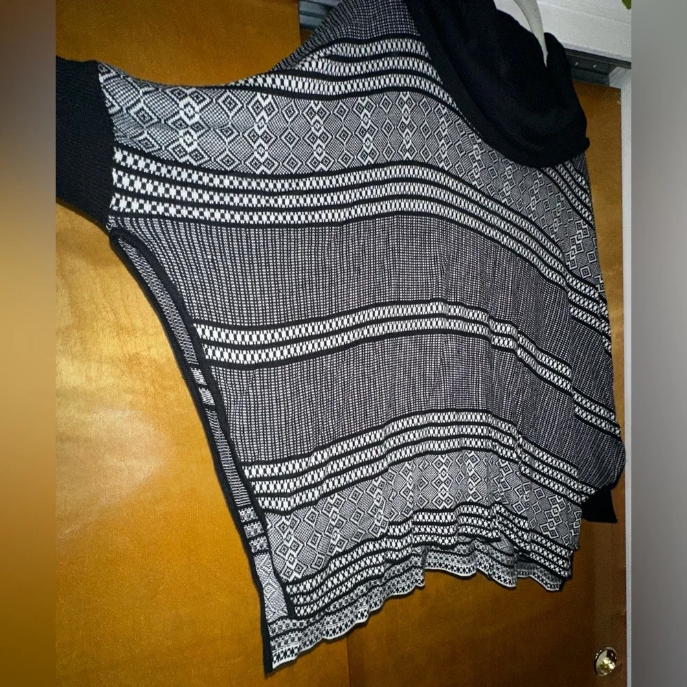 B&W Patterned Tunic - Picture 3 of 3